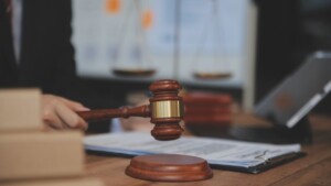 attorney explaining the difference between estate planning vs will to client