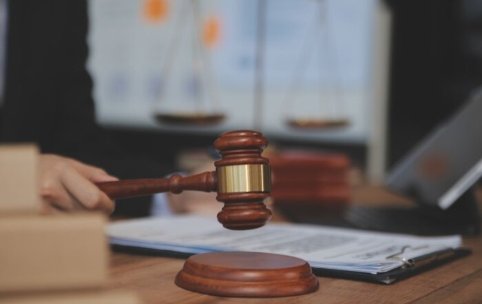 attorney explaining the difference between estate planning vs will to client